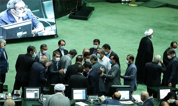 حاشیه در مجلس / تسنیم: رزم حسینی، وزیر پیشنهادی صنعت با اعتراض نمایندگان، جلسه علنی را ترک کرد