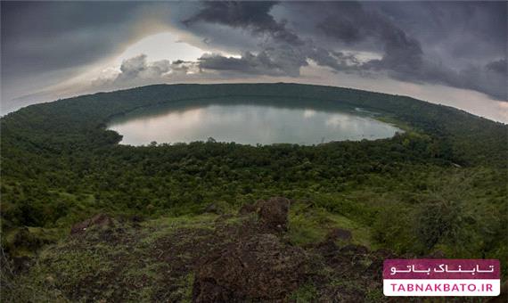 تغییر رنگ عجیب دریاچه 50 هزار ساله در هند!