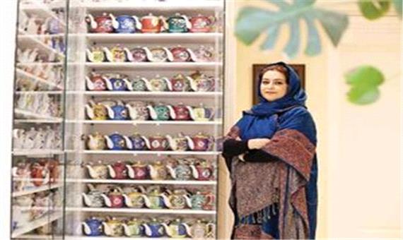 زن ایرانی با کلکسیونی از 1500 قوری