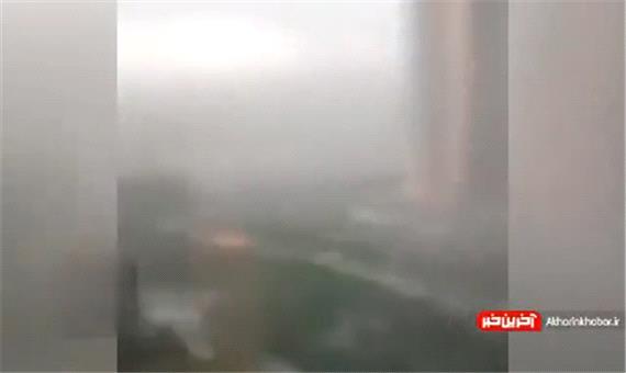 لحظه برخورد صاعقه با یکی از آسمان‌خراش‌های چین