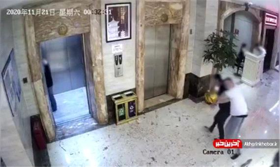 سقوط دو مرد به داخل چاله آسانسور!