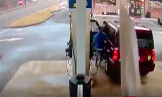 تلاش ناشیانه سارق برای دزدیدن ماشین در پمپ بنزین!