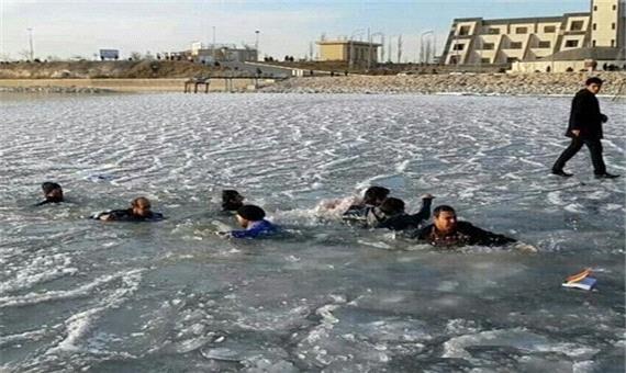 نجات پسربچه از فرو رفتن درون یخ دریاچه