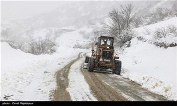 کولاک برف و برودت شدید هوا در جاده‌های برخی استان‌ها