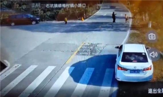 واکنش به موقع راننده هنگام دویدن یک کودک به وسط خیابان