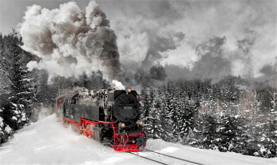 حرکت هیجان انگیز قطار روی ریل های پوشیده از برف