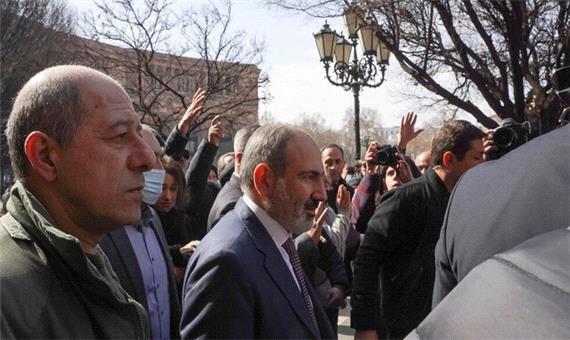معترضان ارمنستان جلوی کاروان خوروهای حامل پاشینیان را گرفتند