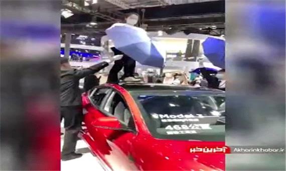 اعتراض یک زن علیه شرکت تسلا در نمایشگاه بین‌المللی خودرو شانگهای