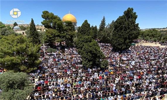 شکوهِ حضور 70 هزار نمازگزار فلسطینی در مسجدالاقصی