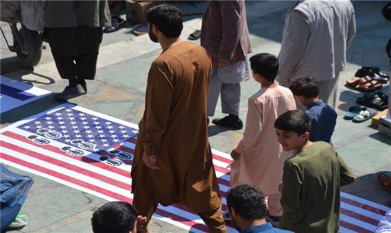 پرچم‌های رژیم صهیونیستی و آمریکا زیر پای نمازگزاران در افغانستان