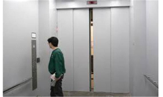 وقتی بدترین جای ممکن درِ آسانسور بسته میشه!