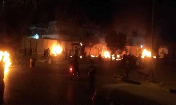 آتش زدن دیوار خارجی کنسولگری ایران در کربلا / صابرین نیوز: نیروهای امنیتی با آشوبگران درگیر شدند