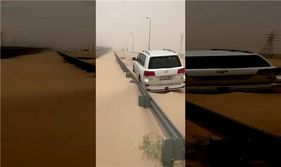 مدفون شدن جاده زیر تلی از شن در کویت