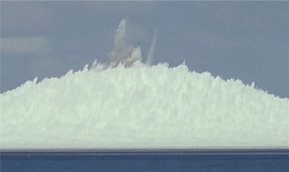 لحظه انفجار بمب اتمی در اعماق اقیانوس
