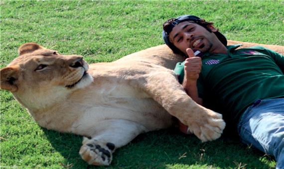 دوستی عجیب مرد اماراتی با حیوانات وحشی