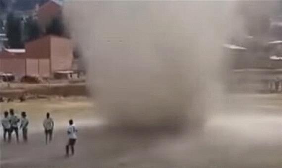ویدئویی عجیب از وزش گردباد در یک زمین فوتبال