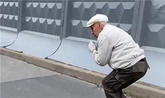 مهارت دیدنی پیرمرد 73 ساله در اسکیت سواری!