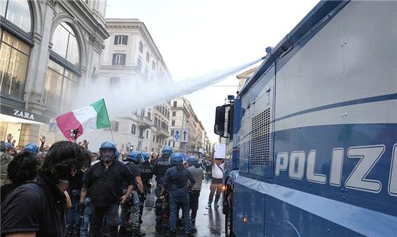 ایتالیا؛ درگیری معترضان به اجباری شدن گواهینامه کرونایی با پلیس