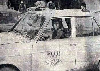 نخستین زن راننده تاکسی ایران | زنی که پشتمیز نشینی را نمیپسندید