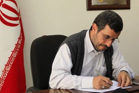 احمدی‌نژاد به آیت‌الله سیستانی و پاپ نامه نوشت