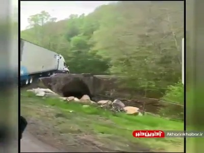 لحظه دور زدن خطرناک تریلی!
