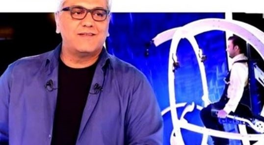 خرمگس گیر داده به گوش مهران مدیری!