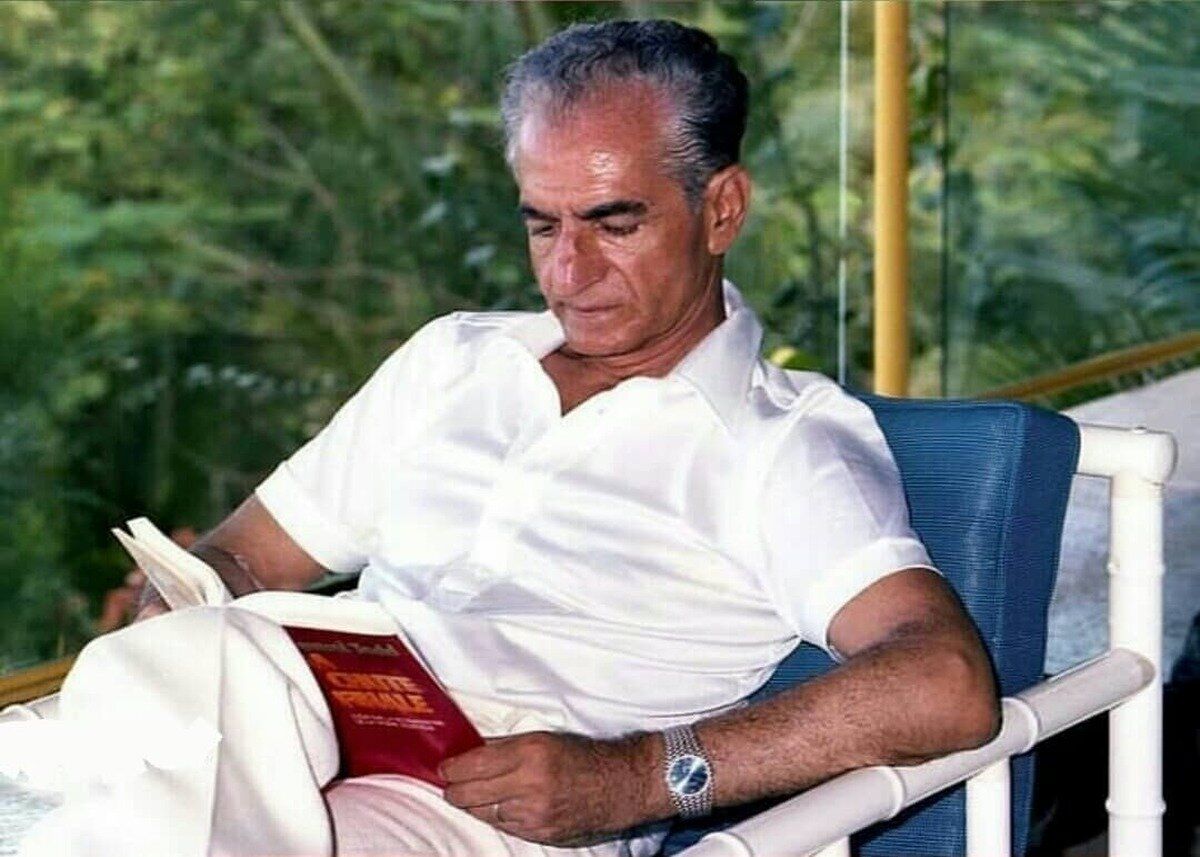 سفر در زمان؛ «محمدرضا پهلوی» در حال ورود به فرودگاه لو بورژه فرانسه؛ سال ۱۳۲۷