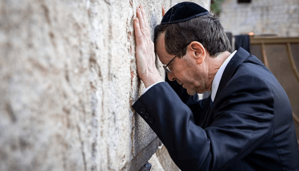 هرتزوگ: اسرائیل در لبه پرتگاه قرار دارد