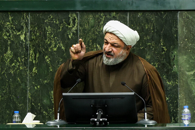 رسایی: نباید همزمان نرخ ارز را بالا برد و با کالابرگ مردم را ساکت کرد