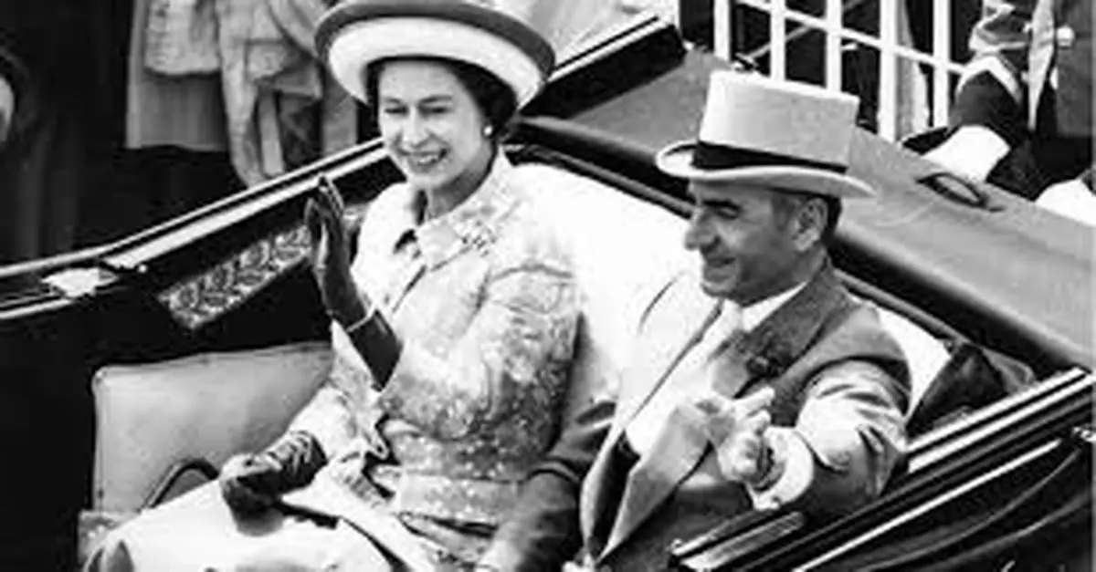 سفر در زمان؛ «ملکه الیزابت و محمدرضا پهلوی» در حال بازدید از جواهرات سلطنتی ایران؛ سال ۱۳۳۹