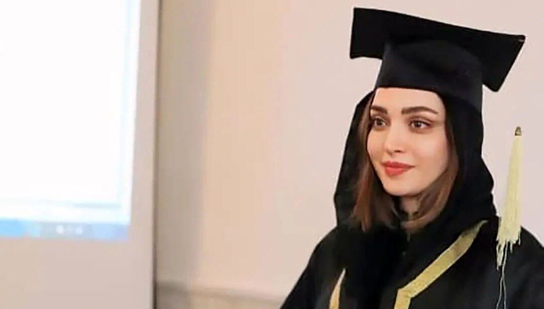 بهنوش طباطبایی با بادیگاردهایش دکترا گرفت!