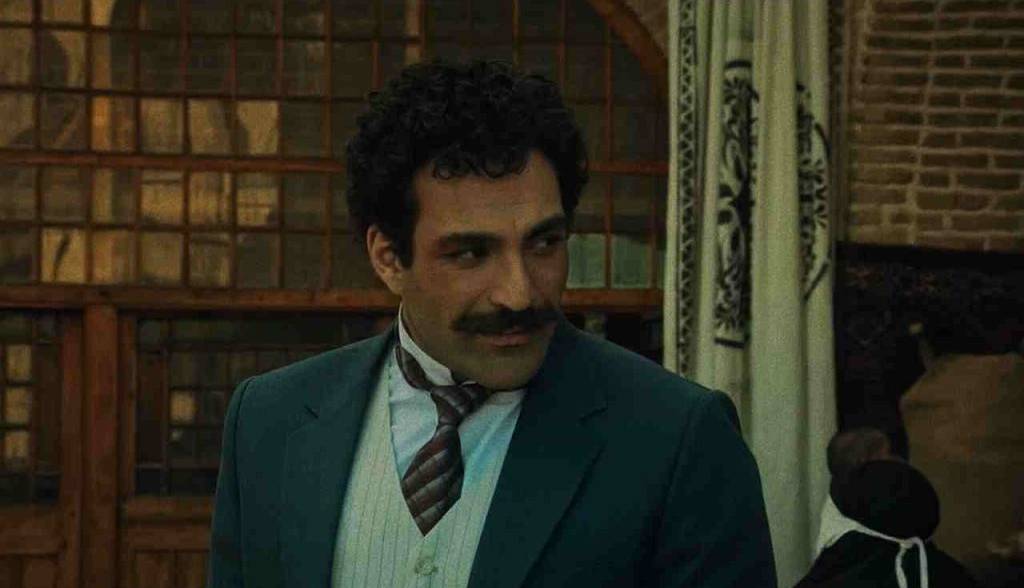 پسر عطاءالدوله فهمید محبوبه داره نگاهش میکنه!