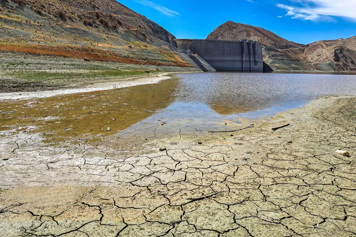 قایقی که با پایین آمدن آب سد رئیس‌علی دلواری در بالای صخره گیر کرد