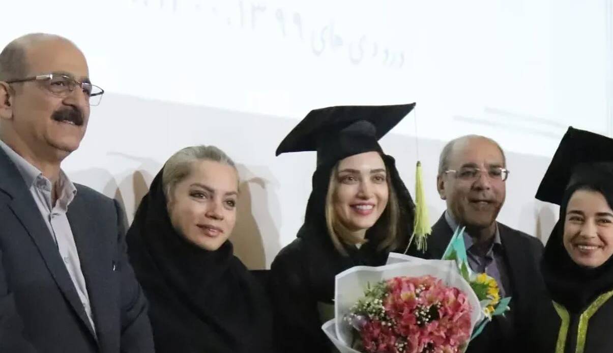 عکسی از بهنوش طباطبایی و همکلاسی‌هایش در دانشگاه