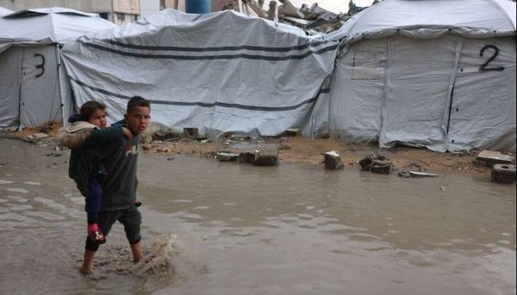 غزه زیر باران؛ کودکان در سرما می‌لرزند