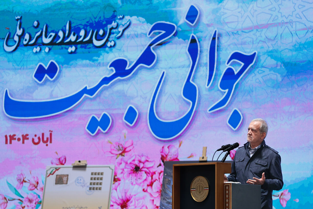 پزشکیان: داشتن زندگی آسان و اثرگذار در گرو کنار گذاشتن تشریفات و تجملات است