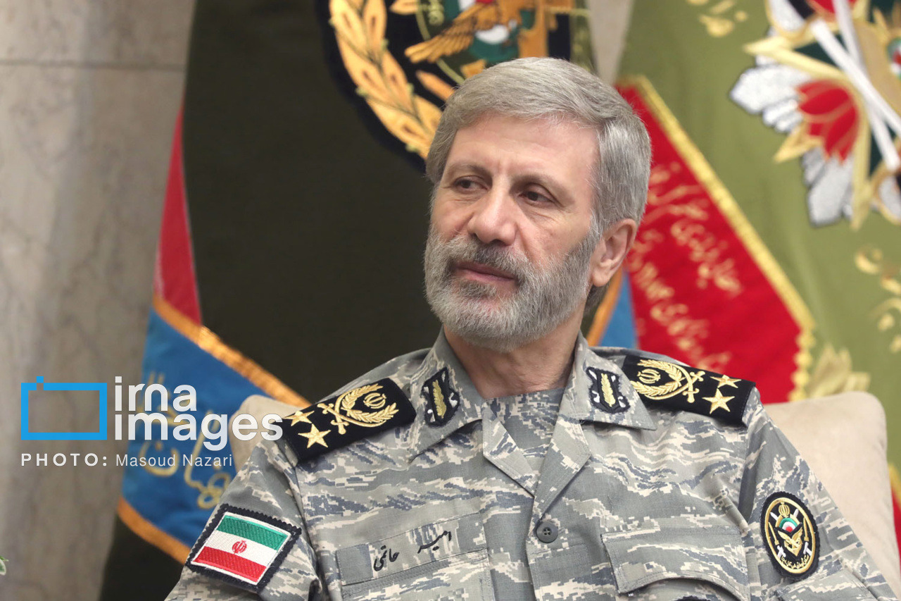 فرمانده کل ارتش: همکاری با دانش‌بنیان‌ها با سرعتی مضاعف تداوم یابد