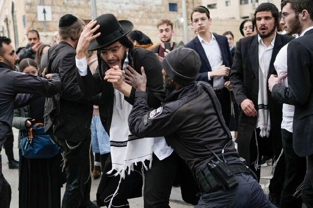 زخمی شدن ۱۰ پلیس صهیونیست در درگیری شدید با حریدی‌ها