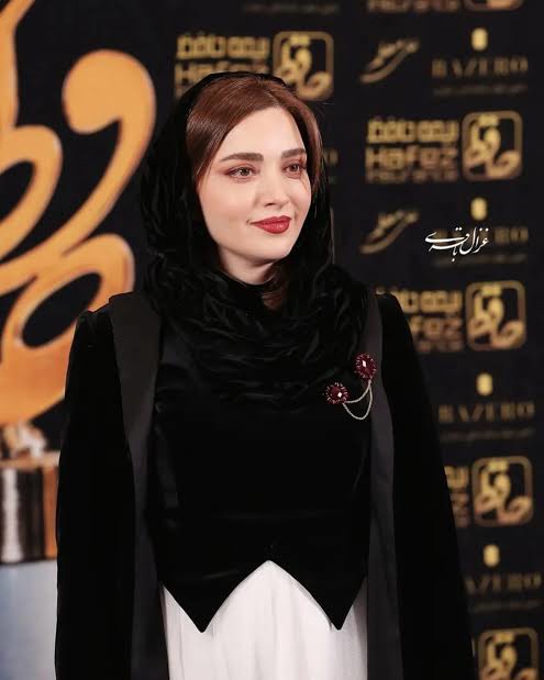 بهنوش طباطبایی از خاص‌ترین استایلش در جشن حافظ رونمایی کرد