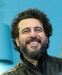 محسن کیایی در حال همخوانی با صدای علیرضا قربانی