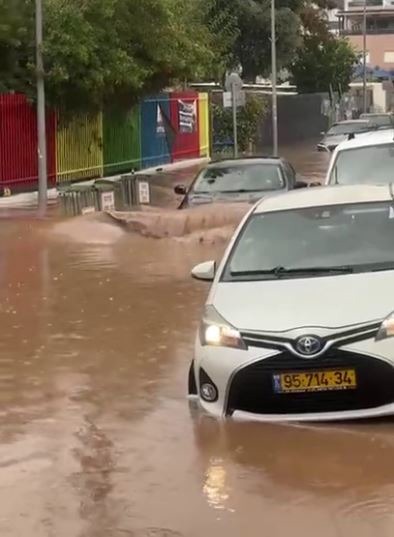 سیل در حومه تل‌آویو؛ خیابان‌ها به رودخانه تبدیل شدند