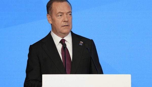 مدودف: غرب سیاست خصمانه علیه روسیه را پایان دهد