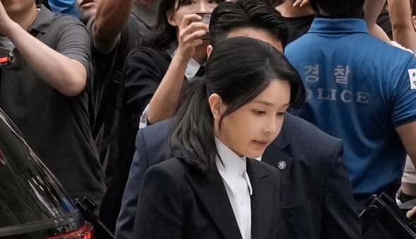 ترکش‌های اعلام حکومت نظامی، دامن بانوی سابق را گرفت