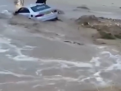 گرفتار شدن یک جوان در سیل در کرانه باختری