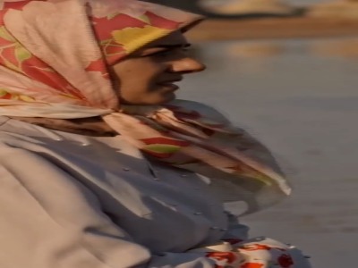 با دست پس میزنه با پا پیش میکشه!