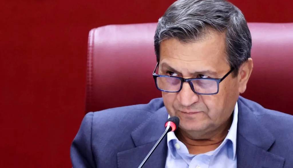 کیهان: کارنامه همتی موفق نبوده است، برنامه گذشته اش را تغییر دهد