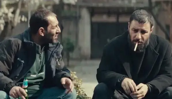 رفیق جواد عزتی که این روزها بالاتر از او ایستاده است