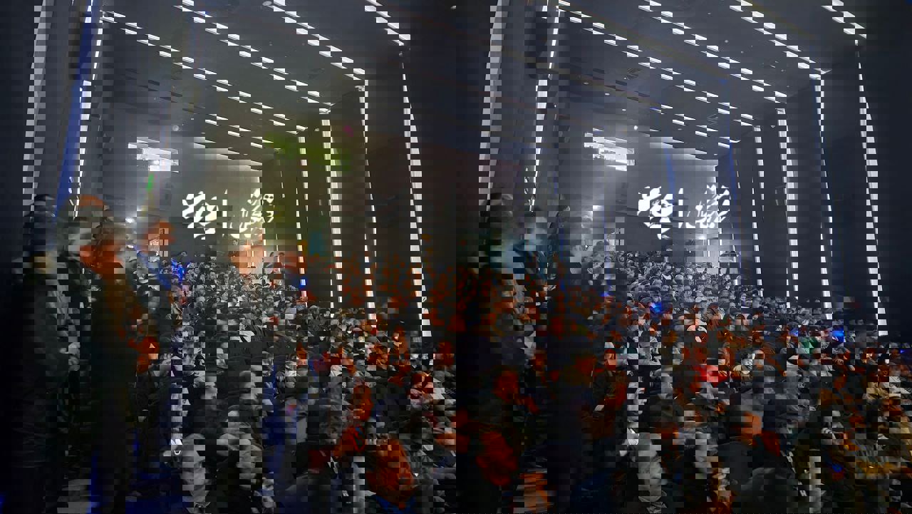 ازدحام جمعیت در سالن، پیش از آغاز اکران «نیم‌شبِ» محمدحسین مهدویان