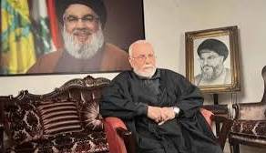 تصویری از پدر و مادر سیدحسن نصرالله در کنار رهبر انقلاب