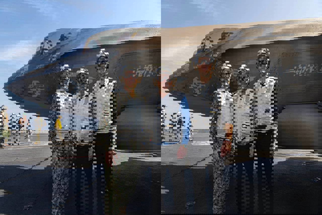 تصاویر حضور ویتکاف و کوشنر بر روی عرشه آبراهام لینکن